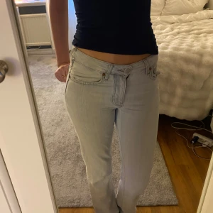 Ljusblå jeans - Säljer ett par ljusblå jeans med medelhög midja och en straight passform. Perfekta för en avslappnad stil.💛💛midjemått 25, längd 32