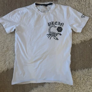 Philipp plein t shirt - Köptes i somras och har inte kommit till mycket användning. Riktigt skön (skick 9/10)