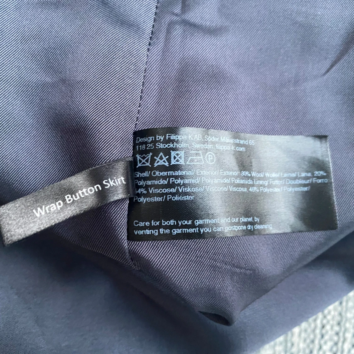 Ny svart omlottkjol i strl M från Filippa K i ull, modell wrap button skirt - 92