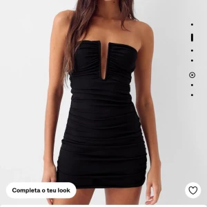 Svart axelbandslös klänning från Bershka - Trendig svart axelbandslös klänning från Bershka med en djup v-ringning. Perfekt till nyår🥳🥰är rätt så liten i storlek så skulle säga att den där mer som en XS❤️Aldrig använd då den e för liten❤️