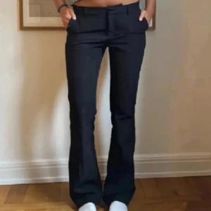 Svarta kostymbyxor - Snygga svarta kostymbyxor med bootcut pch lowwaist