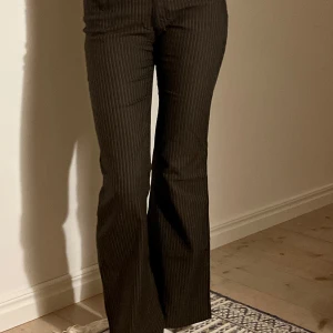 Bruna kostymbyxor - Dröm kostymbyxorna! Lågmidjade i bekvämt material. Säljer för de är lite för korta för mig. Skriv vid ytterligare frågor