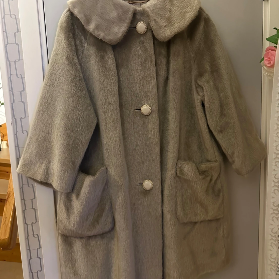 Beige pälsjacka med stora knappar - 90