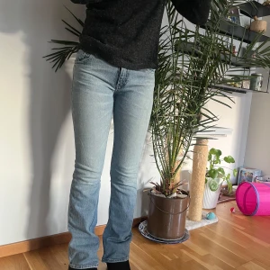 Ljusblå bootcut levis jeans - Snygga ljusblå bootcut jeans från Levis. De är utsydda till bootcut och har nitar på bakfickan strl 27/32 midjemått 31 cm grenmått 33 cm innerbenslängd 78 cm