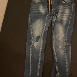 Dsquared2 jeans(blå) - Snygga blå jeans från Dsquared2 med en cool tvättad look. De har en klassisk femficksdesign och en läderpatch med logotyp baktill. Perfekta för en stilren och avslappnad look. Köpte förra året av en vän , för 3500kr. Men har tröttnat på dessa byxor , vid intresse skicka dm