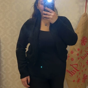 Svart kofta - Säljer en stilren svart kofta med långa ärmar. Liten i storlek 