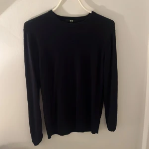 Merinoull tröja  - Säljer en stilren svart långärmad tröja från Uniqlo. i merinoull. Enkel design som passar till allt. Storlek M men passar S!