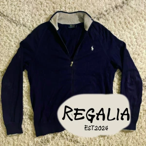 Ralph lauren fullzip - Snygg navy cardigan/fullzip frän Polo Ralph Lauren. Perfekt för en stilren look. Priset är inte hugget i sten 🪨och skriv om du har några funderingar 😉