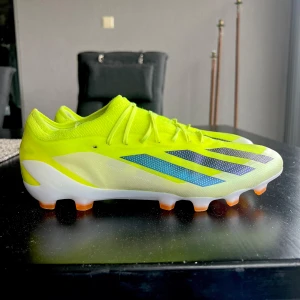 Adidas X Crazyfast fotbollsskor - Säljer dessa Adidas X Crazyfast .1 AG som har konstgräs dobbar perfekt till konstgräs säsongen. Storlek 42 o använda några fåtal gånger!
