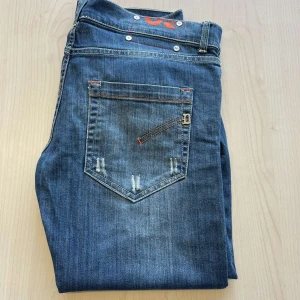 Dondup Jeans - Snygga blå jeans från Dondup med en slim passform. De har en klassisk femficksdesign och subtila slitningar för en trendig look. Perfekta för en avslappnad stil.