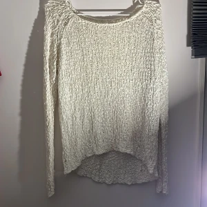 Vit stickad tröja från Wera - Säljer en vit stickad tröja från Wera. Tröjan har en luftig stickning och långa ärmar, perfekt för kyliga dagar. Den är i storlek XS/S och passar bra till både jeans och kjol.