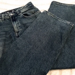 Mörkblå jeans i storlek XS - Säljer ett par klassiska mörkblå jeans i storlek XS. De har en rak passform och är tillverkade i slitstarkt denim. Perfekta för en avslappnad stil med femficksdesign och knappgylf.