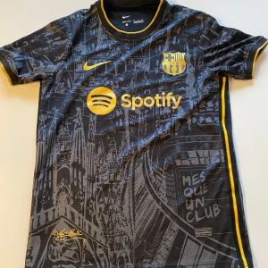  FC Barcelona special fotbollströja - Snygg Special fotbollströja från FC Barcelona. Tröjan har ett unikt mönster inspirerat av stadens arkitektur och texten 'Mes Que Un Club'. Storlek är M men skulle säga att sitter mer som S.  Skick 10/10. Vid frågor eller funderingar är det bara att skriva!