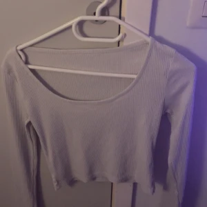 Vit ribbad croppad topp från Lager 157 - En långarmad tröja som är vit från lager 157. Den är tvättad ett par gånger så den har tappat sin vita färg lite.Vet ej direkta storleken men är väldigt säker på att den är i S. Vill man se på får man gärna skriva !! Står ej för frakten. ☺️❤️