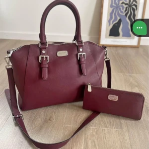 Skriv vid undring om prisarna för väskarna - Snygg svart axelväska från Marc Jacobs i skinn med gulddetaljer. Väskan har en praktisk dragkedja och en justerbar axelrem. Perfekt för att bära med sig det viktigaste med stil.