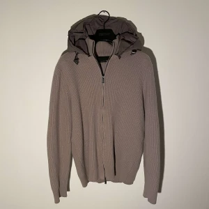 Massimo dutti cardigan  - Säljer en stilren beige stickad cardigan från Massimo Dutti. Passar storlek M/L