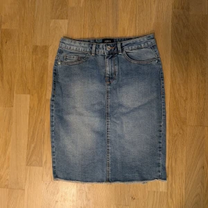 Jeanskjol från ONLY - Supersnygg jeanskjol från ONLY i klassisk blå denim. Storlek 36. Kjolen har en rak passform med femficksdesign och knappgylf. Perfekt för en avslappnad stil. Endast använd någon enstaka gång! ✨