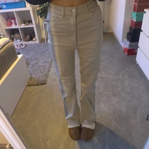 Beige jeans  - Passar perfekt mig som är 165. Det är S men mer som XS. Finns lite skrapningar på baksidan ( finns bild på) skriv gärna för frågor 