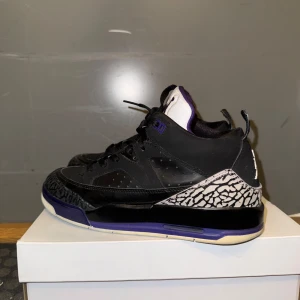Air Jordan 3 ”Bruno mars” - Ett par jordan 3 Bruno Mars. Sällsynta finns inte att köpa längre. Lite slitna men annars bra skick och riktigt feta!! 