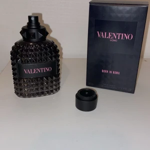 Valentino Uomo Born in Roma Parfym - Säljer en god valentino Garvani EDT parfym. Det är från början 50ml men det finns cirka 40ml kvar. Köptes i somras ny på Lyko för ca 850kr och sparsamt använd (inte använd varje dag). Har tröttnat på den och känner att den inte behövs i min samnling mer. Hör av er vid minsta lilla fråga, original förpackningen fås självklart med! 