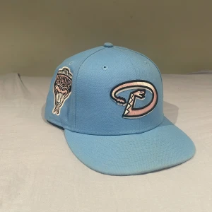 New Era fitted keps - Riktigt fett keps från New era. Är för liten för mig men är fortfarande i väldigt bra skick. Skriva till mig om du undrar något.