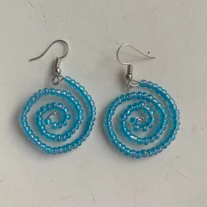 Blå spiralörhängen - Unika handgjorda spiral- örhängen🌀🔮