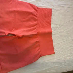 Rosa shorts från NVGTN - Säljer dessa rosa shorts från NVGTN  med hög midja. Oanvända! Storlek M men passar även en S.