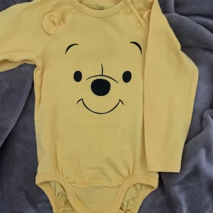 Body från H&M med Disney-motiv - Body från H&M med Disney-motiv. Endast använt fåtal gånger.