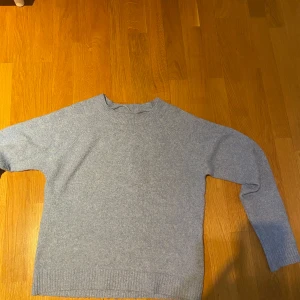 Ljusblå stickad tröja från Vero Moda - den sticks inte och är jätte mjuk, knappt använd