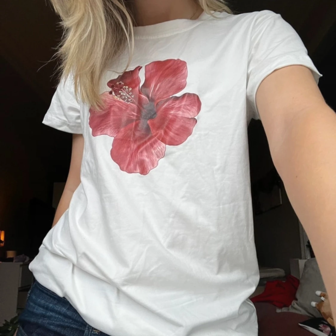 Vit t-shirt med röd blomma - 90