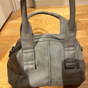 Handväska - Fin beige handväska i bra skick 