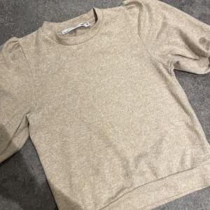 Stickad Tshirt  - Supersöt stickad T-shirt med puffärmar💕 simpel men perfekt för alla tillfällen!😍  Storlek M, passar även S  Från lager157