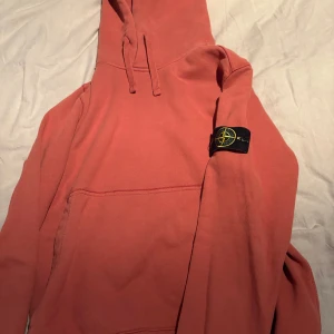 Orange Stone Island hoodie  - Säljer en orange stone hoodie