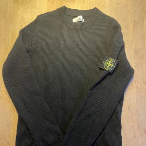 Svart stone island logo patch crewneck knitted jumper - Säljer denna stone island tröjan eftersom jag använt den Max tre gånger. Köpt ny på nk i gbg och skick är 10/10. Priset går att diskutera