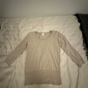 Beige tröja från H&M - Säljer en tunn stickad tröja ifrån h&m