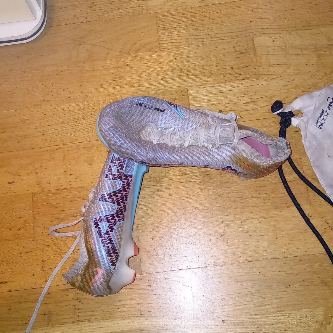 Flerfärgade fotbollsskor med snörning - 92