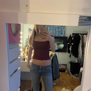 Vinröd topp - Skitsnygg vinröd topp som passar till vardag och fest🥰