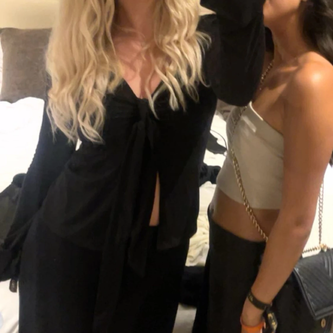 Svart knytblus från GinaTricot