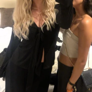 Svart knytblus från GinaTricot - Snygg svart blus med knytning framtill från GinaTricot. Populär topp som passar olika tillfällen, kan användas som ”fest topp”, använd två gånger.