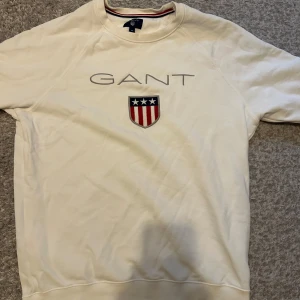 Vit tröja från GANT - Använder inte längre, storleken är M men skulle säga att den är liten i storleken