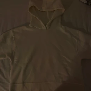 Vit hoodie  - Säljer en vit hoodie från Stradivarius. Defekten är markerad på andra bilden, annars i bra skick (använd 1-2 gånger) 🤍