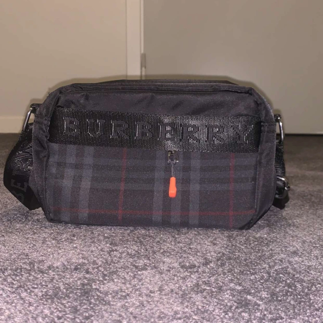 Svart och rutig axelväska från Burberry