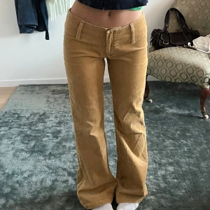 As coola gula manchesterbyxor! - Super coola gula manchesterbyxor!💗Bootcut/wide och sitter lågmidjat. Tycker de är så snygga och unika men säljer då de är för stora och långa! De är vintage och köpta secondhand men i superbra skick! Midjemått 40 cm, innerbenslängd 79cm 
