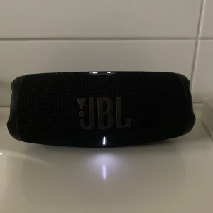 Jbl högtalare  - Säljer en JBL charge 5. Den är köpt i somras så är hyfsat ny. Den är i nyskick, funkar perfekt. Nypris är 1990kr.  Laddare ingår.