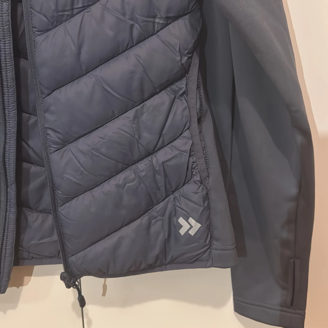 Mörkblå pufferjacka med dragkedja - 90