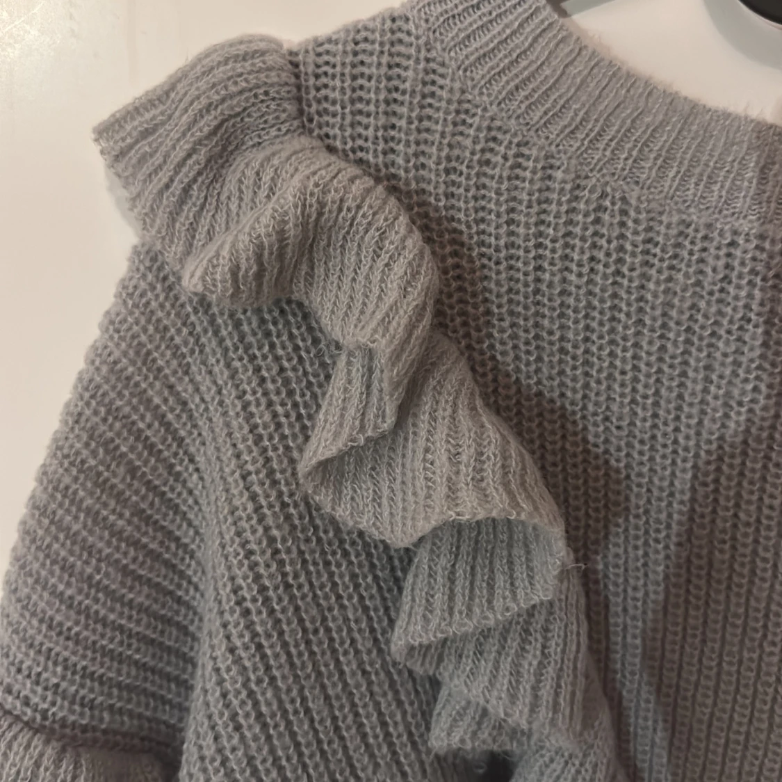Grå stickad tröja med volanger - 90