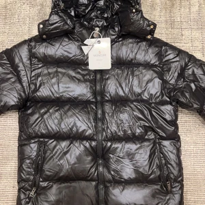 Moncler jacka  - Säljer en helt ny Moncler jacka! Skriv om DU är intresserad så kan vi diskutera priset osv! Köpte den från Cn fans för 1800kr så en riktigt bra k**i*. Den är  skrynklig på bilden efter som att den precis hade kommit ut ur paketet