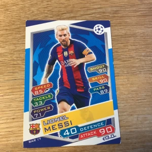 Messi fotbolls kort - Säljer ett Match Attax fotbollskort från Topps med en Messi i FC Barcelona. Kortet har detaljer som speed, tackle, power, shoot, skill och pass. Perfekt för samlare av fotbollskort och fans av UEFA Champions League.