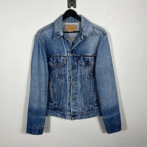 Blå jeansjacka från Levi's - Denim jacka i strl M,m. Riktigt underskattat plagg men dock någon cm för kort för mig i ärmarna. Nypris ca 1.000kr