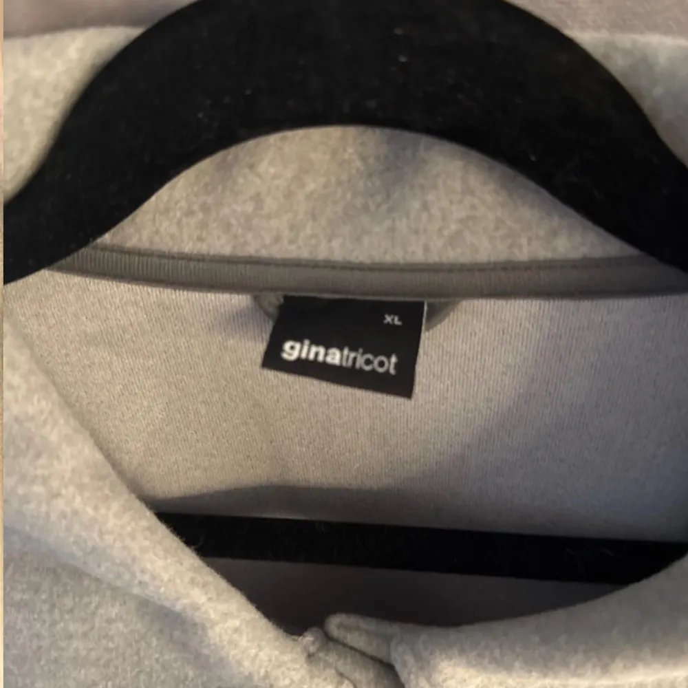 Snygg grå overshirt från Gina Tricot med knappar framtill och två stora bröstfickor. Perfekt för lager-på-lager-stil. Den har en klassisk krage och långa ärmar.. Takit.